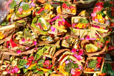 Bali, Bali 'de Ubud' da bulunan Kanang Sari 'nin Hindu sunumlarının en üst görüntüsü. Zengin renkler ve keskin odak günlük bağlılığını ifade eder. Manevi, kültürel, seyahat ve Asya temalarına uygundur..