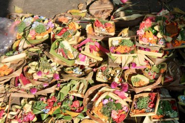 Bali, Bali 'de Ubud' da bulunan Kanang Sari 'nin Hindu sunumlarının en üst görüntüsü. Zengin renkler ve keskin odak günlük bağlılığını ifade eder. Manevi, kültürel, seyahat ve Asya temalarına uygundur..