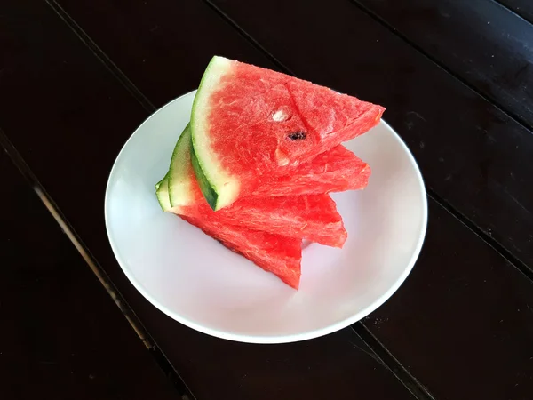 Fatias de melancia em uma mesa de madeira — Fotografia de Stock