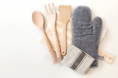 Ahşap mutfak gereçleri, potholder, eldiven ve tablo, peçeteye görünümü top