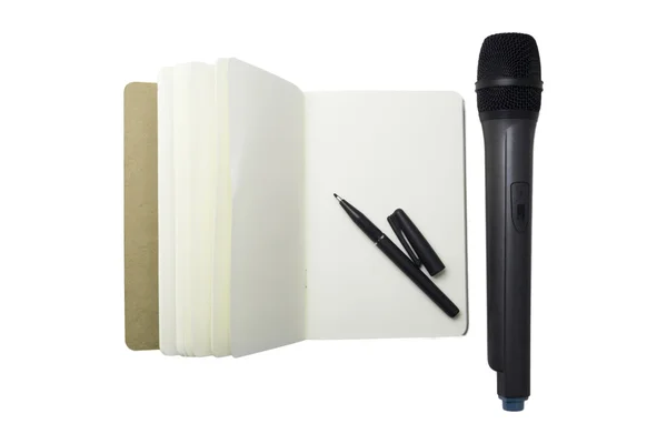 Bok anteckningar, mikrofon, penna — Stockfoto