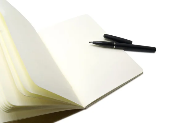 ペンとメモ帳の空白のページ — ストック写真