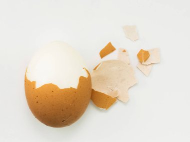 Beyaz arka planda haşlanmış tavuk yumurtası. kırpma yolu ile.