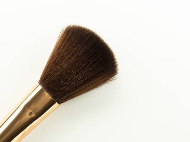 Makyaj fırçası beyazda izole edilmiş