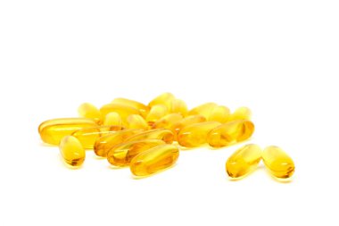Sarı omega 3 jel kapsülleri beyaz arka planda. Sağlık hizmetleri için gıda takviyesi. İlaç endüstrisi, ilaç endüstrisi. Eczane. kırpma yolu ile.