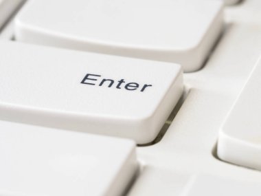 Modern dizüstü bilgisayarın beyaz klavyesinde Enter tuşlarını kapat