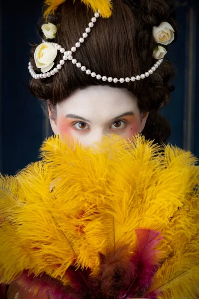 Asırlık Bir Kadın Bornoz Giyiyor Francaise Marka Elinde Büyük Bir — Stok fotoğraf