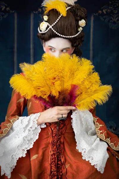 Asırlık Bir Kadın Bornoz Giyiyor Francaise Marka Elinde Büyük Bir — Stok fotoğraf