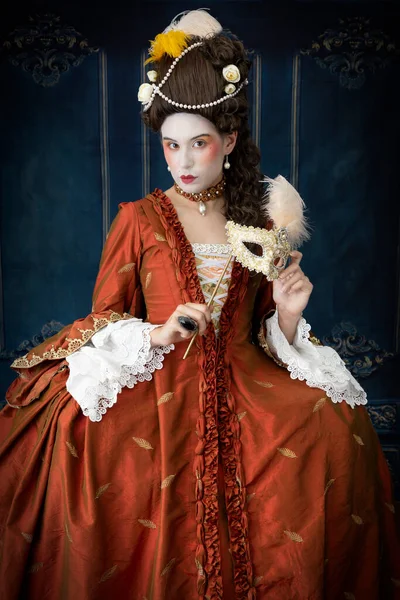 一个18世纪的女人穿着一件法式长袍 — 图库照片