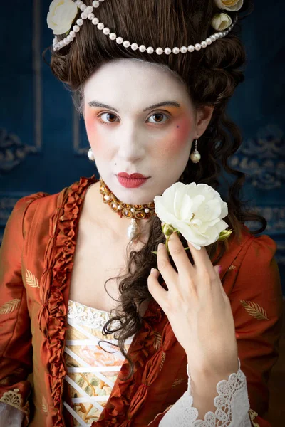 Μια Γυναίκα Του 18Ου Αιώνα Που Κρατάει Ένα Λευκό Τριαντάφυλλο — Φωτογραφία Αρχείου