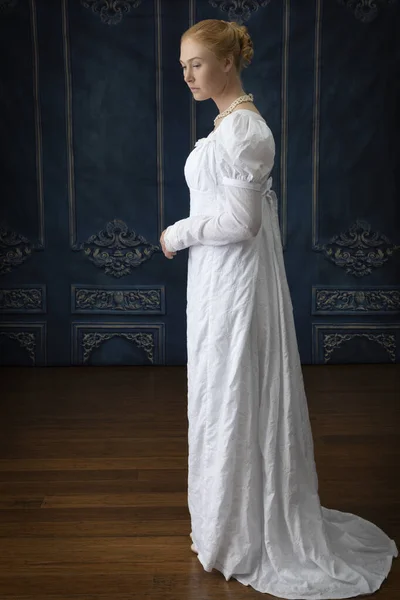 Regencyjna Kobieta Białej Sukience Muślinowej Stojąca Pokoju — Zdjęcie stockowe