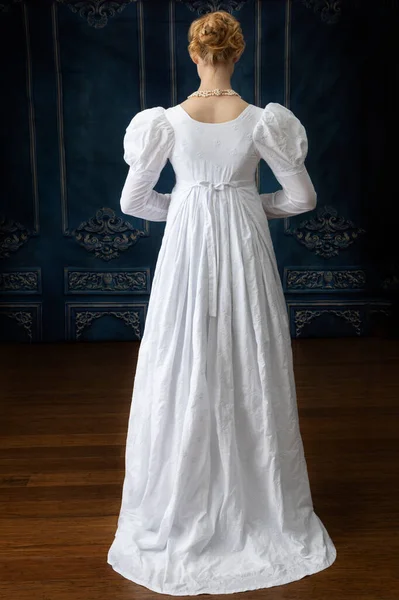 Regency Kvinna Bär Vit Muslin Klänning Och Står Ett Rum — Stockfoto