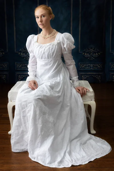 Eine Regency Frau Trägt Ein Weißes Musselinkleid Und Steht Einem — Stockfoto