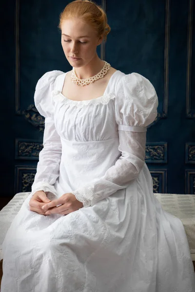 Uma Mulher Regência Vestido Musselina Branco Uma Sala — Fotografia de Stock