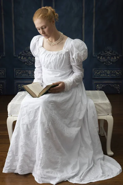 Regencja Kobieta Białej Sukience Muślina Stojąca Pokoju — Zdjęcie stockowe