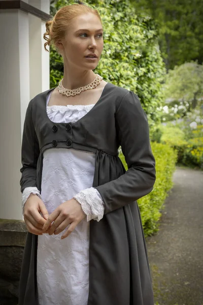 白いムスリンのドレス 長いスペンサー そして庭のボンネットを身に着けている摂政女性 — ストック写真