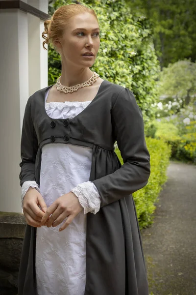 Regency Kvinna Bär Vit Muslin Klänning Lång Spencer Och Hätta — Stockfoto