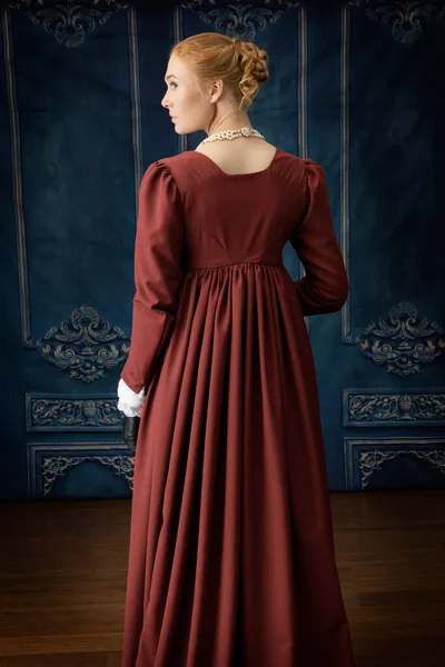 Regency Kvinna Bär Vit Muslin Klänning Och Spencer Står Ett — Stockfoto