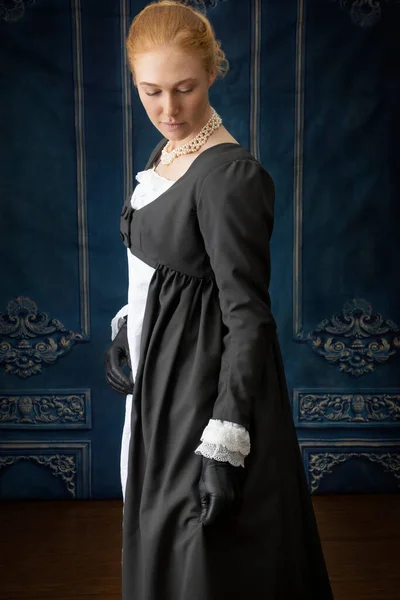 Une Femme Regency Portant Une Robe Mousseline Blanche Spencer Debout — Photo