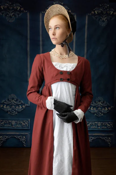 Regency Kvinna Bär Vit Muslin Klänning Och Spencer Står Ett — Stockfoto