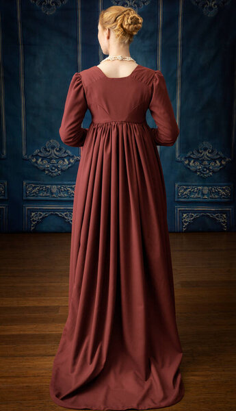 Женщина-регент в белом муслиновом платье и Спенсер, стоящая в комнате