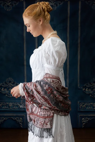 Uma Mulher Regência Vestido Musselina Branco Uma Sala — Fotografia de Stock