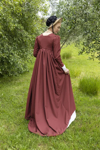 Uma Mulher Regência Usando Vestido Musselina Branca Gastador Longo Capô — Fotografia de Stock