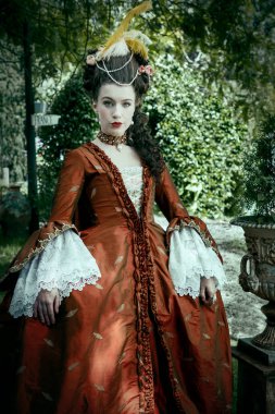 İpek bornozlu bir Gürcü kadın la Francaise 