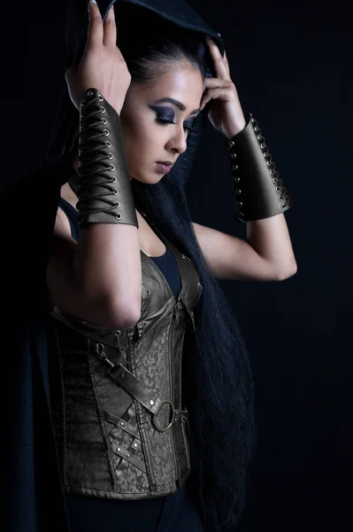 Atrakcyjna Ciemnowłosa Kobieta Miejskim Stroju Fantasy Czarnym Płaszczem Stojąca Czarnym — Zdjęcie stockowe