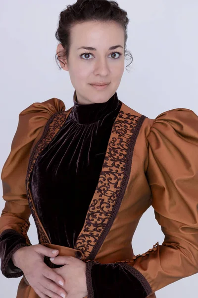 Victorian Woman Wearing Bronze Brown Silk Ensemble Posing White Backdrop — Stock Photo, Image