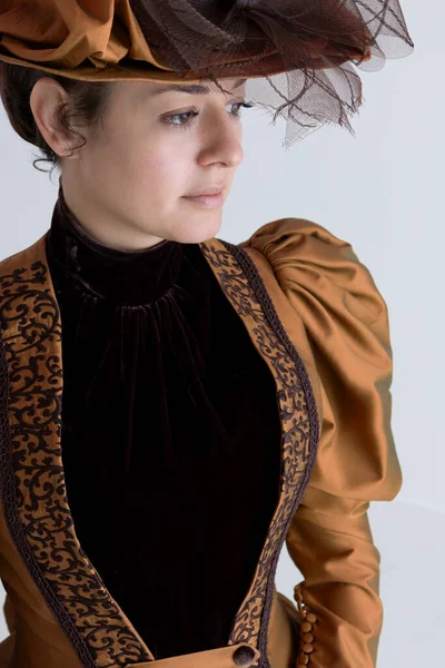Wiktoriańska Kobieta Ubrana Brązowy Brązowy Jedwabny Komplet Duży Kapelusz Pozująca — Zdjęcie stockowe