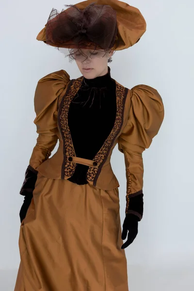 Eine Viktorianische Frau Trägt Ein Bronzenes Und Braunes Seidenensemble Und — Stockfoto