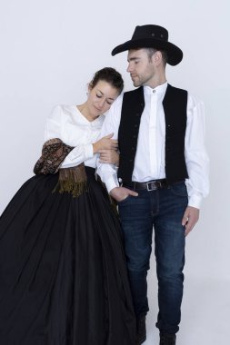 Romantik bir yerleşimci çift ayakta ve birlikte yürüyorlar. 