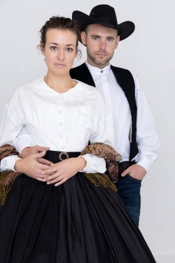 Romantik bir yerleşimci çift ayakta ve birlikte yürüyorlar. 