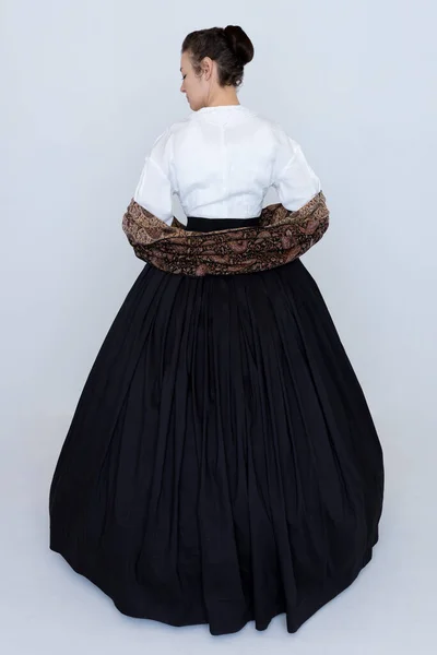 Een Victoriaanse Vrouw Haar Ondergoed Zittend Een Houten Stoel — Stockfoto