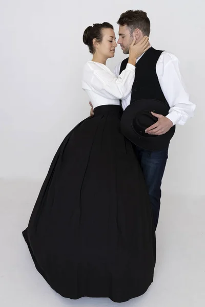 Ein Romantisches Pionier Siedlerpaar Steht Und Geht Zusammen — Stockfoto