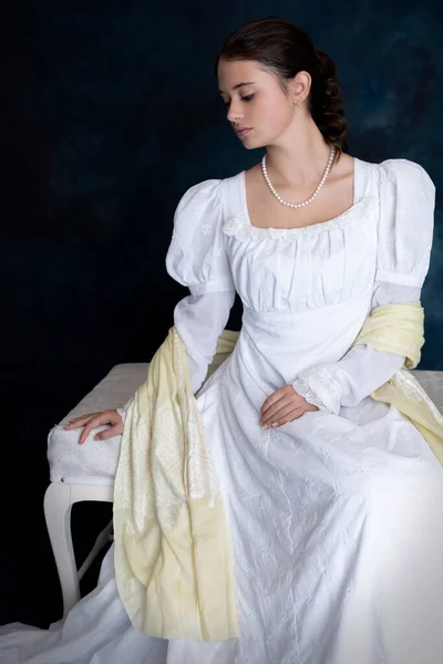 Une Jeune Femme Regency Assise Seule Sur Une Banquette Portant — Photo