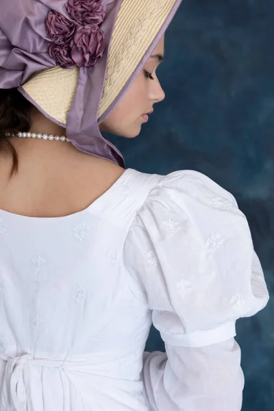 Uma Jovem Mulher Regência Usando Vestido Musselina Branca Chapéu Palha — Fotografia de Stock