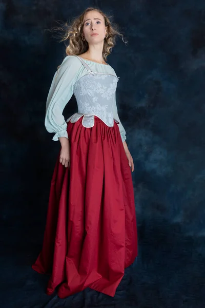 ブロケードのコルセットと赤いスカートのルネサンス期の女性 — ストック写真
