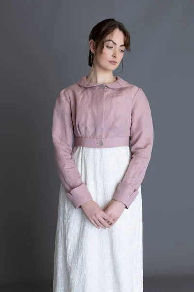 Regency Vrouw Draagt Een Geborduurde Crème Jurk Een Roze Linnen — Stockfoto