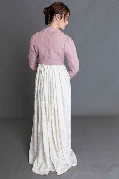Regencja Kobieta Ubrana Haftowaną Kremową Sukienkę Różowy Spencer Bielizny — Zdjęcie stockowe