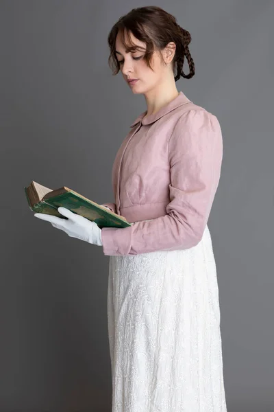 Regency Kvinna Bär Broderad Grädde Klänning Och Rosa Linne Spencer — Stockfoto