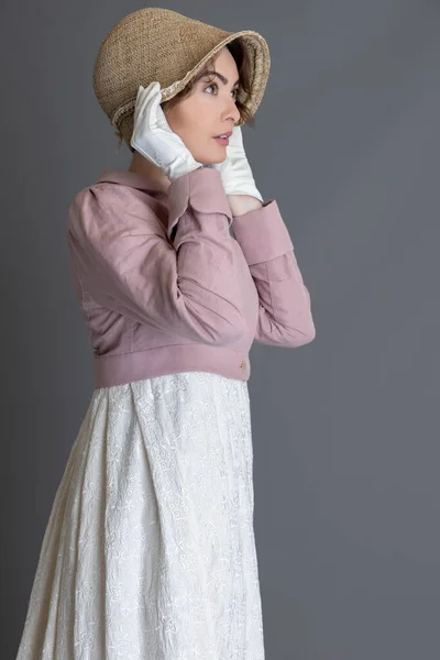 Regency Frau Einem Bestickten Cremefarbenen Kleid Und Einem Rosa Leinen — Stockfoto