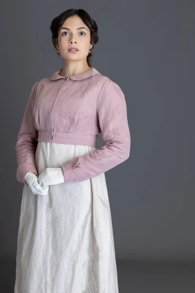Kobieta Regencji Nadrukowanej Bawełnianej Sukience Różowym Spencerze Bielizny — Zdjęcie stockowe