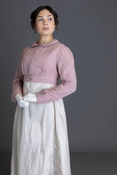 Μια Αντιβασιλέας Που Φοράει Βαμβακερό Φόρεμα Και Ένα Ροζ Λινό — Φωτογραφία Αρχείου