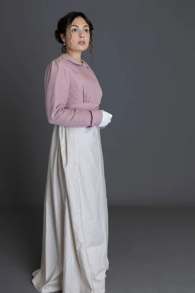 Regency Kvinna Bär Tryckt Bomullsklänning Och Rosa Linne Spencer — Stockfoto