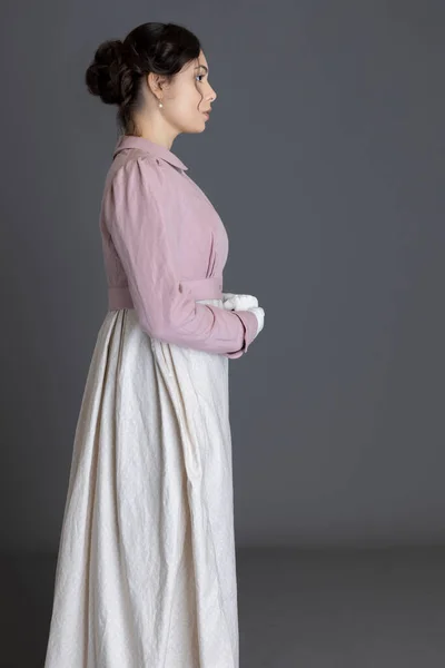 Une Femme Regency Portant Une Robe Coton Imprimé Spencer Lin — Photo