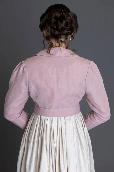 Une Femme Regency Portant Une Robe Coton Imprimé Spencer Lin — Photo