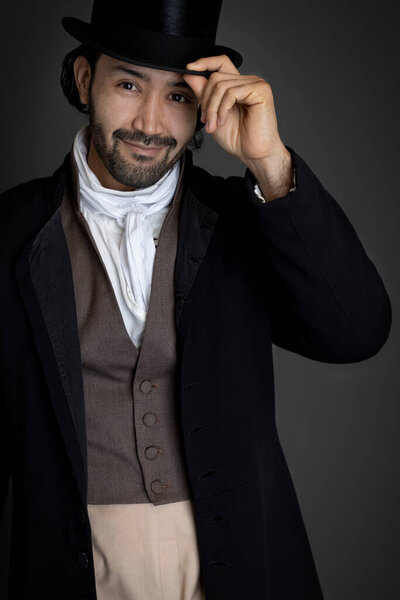 Джентльмен-регент на фоне студии