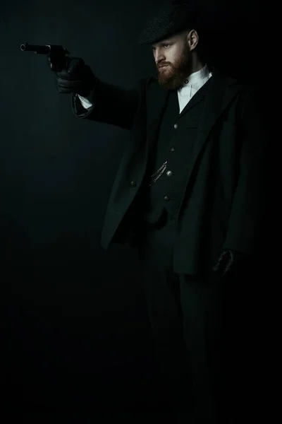 Viktoriansk Man Tweedkostym Och Platt Mössa Med Pistol — Stockfoto